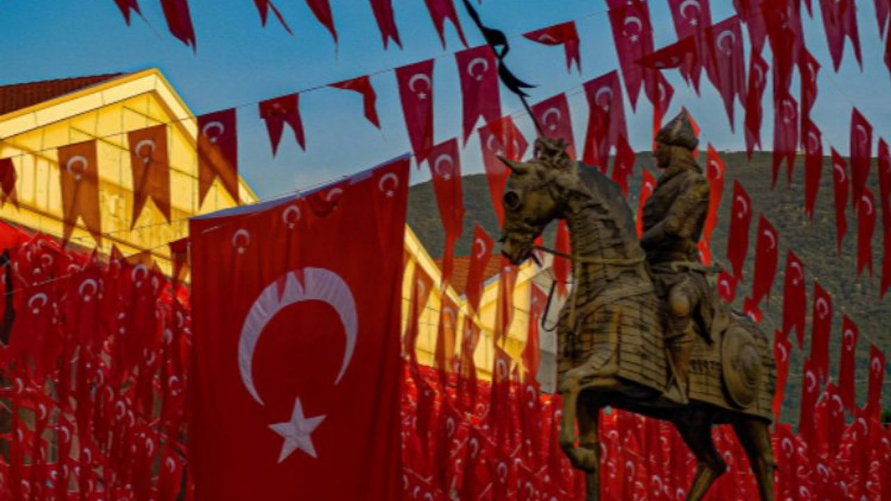 Bursa Yıldırım'da sanatçılardan bayrak resitali