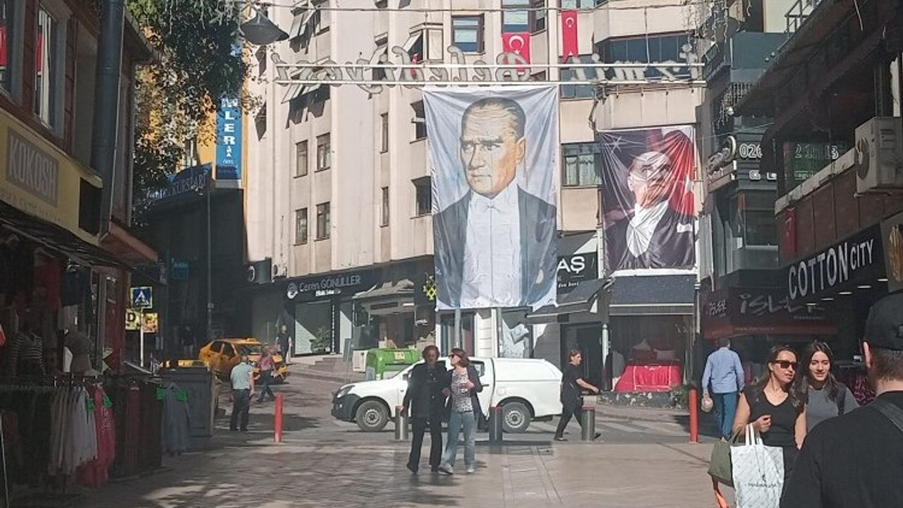İzmit Fethiye Caddesi Atatürk fotoğraflarıyla donatıldı
