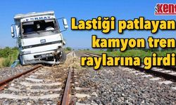 Lastiği patlayan kamyon tren raylarına girdi