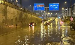 Yağışlar yolları göle çevirdi, araçlar böyle sürüklendi