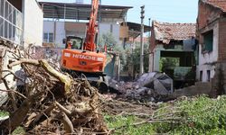 Nazilli'de metruk binalar yıkılıyor