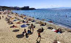 Kuşadası'nın dünyaca ünlü Kadınlar Denizi Plajı'nda bayram yoğunluğu