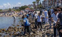 Kuşadası sahil bandında temizlik çalışması yapıldı