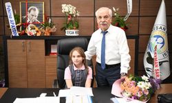 Başkan Özcan, makamını ilkokul öğrencisi Ceren Şen’e devretti