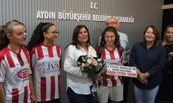 Kadın futbol takımından Başkan Çerçioğlu'na ziyeret