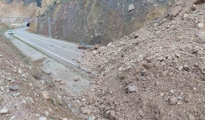 Artvin’de heyelanın kapattığı yol yeniden ulaşıma açıldı