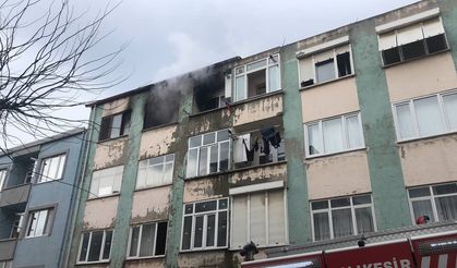 Bandırma’da evde yangın çıktı, 2 kişi hastaneye kaldırıldı