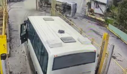Biga’da 17 işçinin yaralandığı otobüs kazası güvenlik kamerasına yansıdı