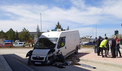 Kamyonet cami avlusuna metreler kala kaldırıma çarparak durabildi