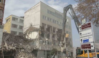 Malatya’da ağır hasarlı binaların yıkımı ve enkaz kaldırma çalışmaları sürüyor