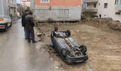 Manevra yaparken fark edemeyip inşaat temeline düştü