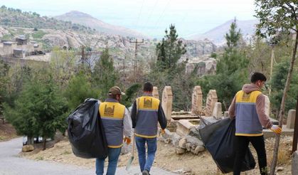 Mardin’de Ramazan Bayramı öncesi mezarlıklarda temizlik ve bakım çalışması