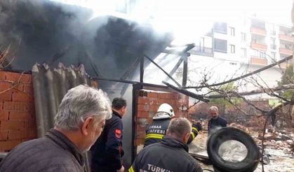 Odunlukta çıkan yangın maddi hasara neden oldu