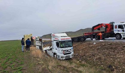 Pamuk yüklü tır şarampole yuvarlandı: 1 yaralı