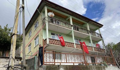 Şehit madenci Akgül’ün evi Türk bayraklarıyla donatıldı