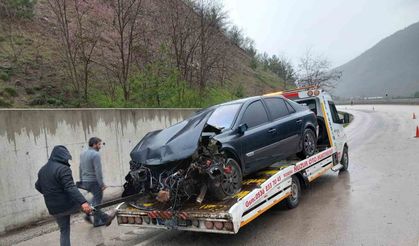 Tokat’ta otomobil istinat duvarına çarptı: 3 yaralı