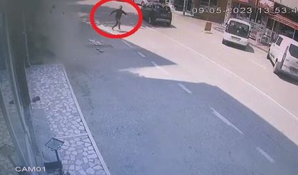 Bursa’da 4 katlı bina yıkım sırasında çöktü, enkazın altında kalmaktan son anda kurtuldu