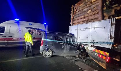 Odun yüklü kamyona çarpan aracın sürücüsü olay yerinde hayatını kaybetti
