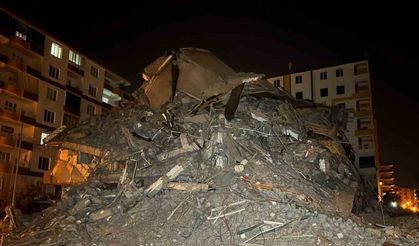 Diyarbakır’da yıkımı yapılan ağır hasarlı binanın bir kısmı kendiliğinden çöktü