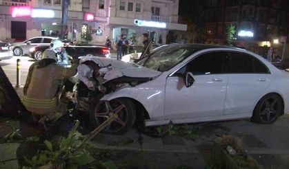 Kadıköy’de kontrolden çıkan araç kaldırımdaki ağaca çarptı: 1 yaralı