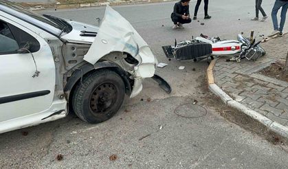 Otomobilin çarptığı motosikletteki 2 genç metrelerce savruldu