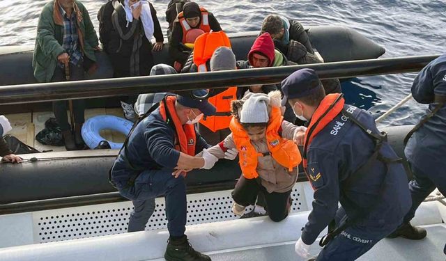 Marmaris’te 14 düzensiz göçmen kurtarıldı