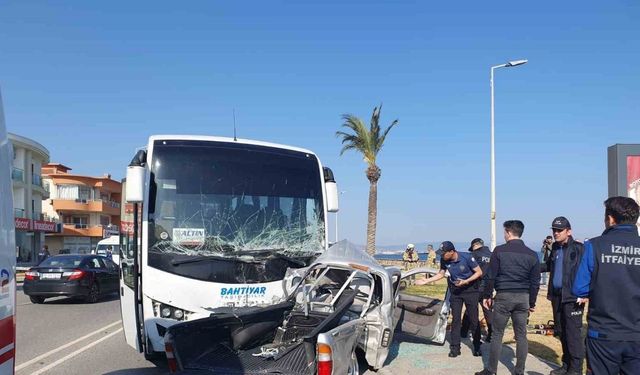 İzmir’de midibüs ile pikap çarpıştı: 1 ölü, 6 yaralı