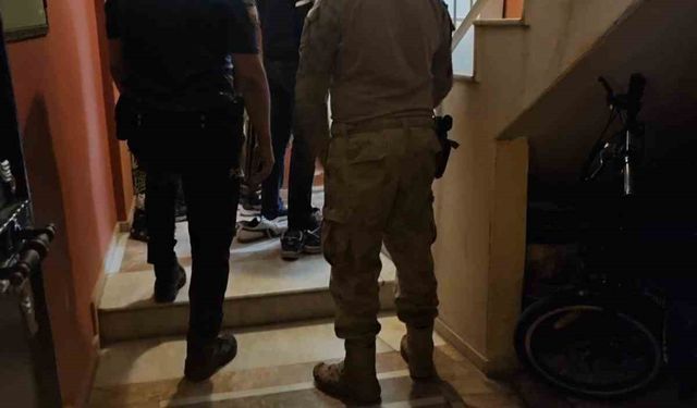 İzmir merkezli FETÖ operasyonunda 19 gözaltı