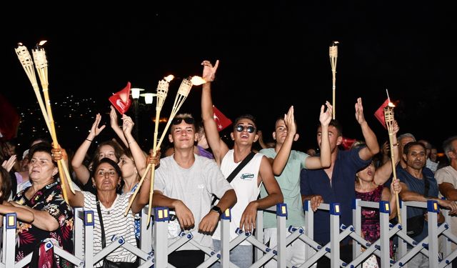 Fener alayında binlerce kişi kurtuluş günü için yürüdü