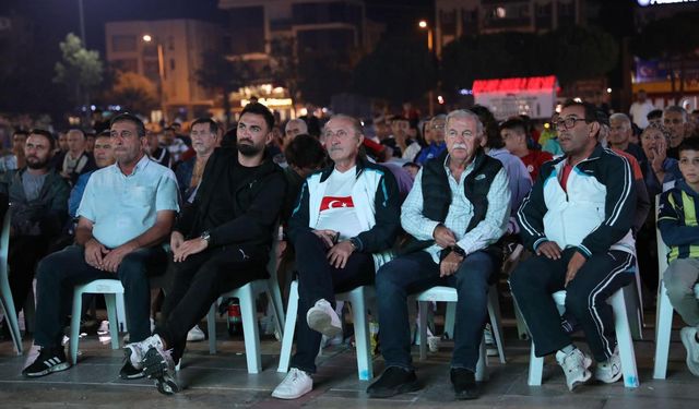 Cumhuriyet Kent Meydanı’nda yüzlerce vatandaş milli maç izledi
