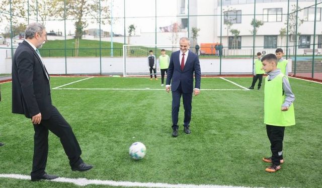 Çayırova'daki yeni halı sahada ilk maçın başlama vuruşu protokolden