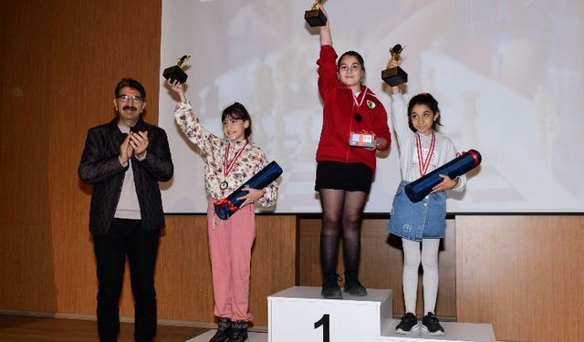 Geleceğin satranç ustaları ödüllerine kavuştu