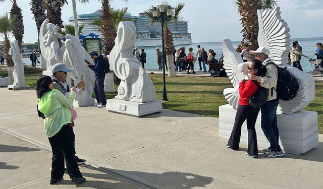 Sun Prıncess yolcuları Neopolis heykellerine hayran kaldı