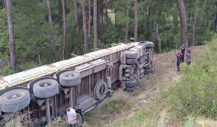 Freni boşalarak devrilen kamyonun sürücü hayatını kaybetti