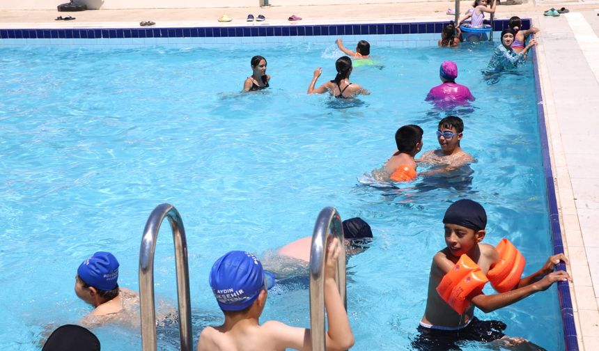 Karacasu Sosyal tesisleri'nde yüzme etkinlikleri başladı 