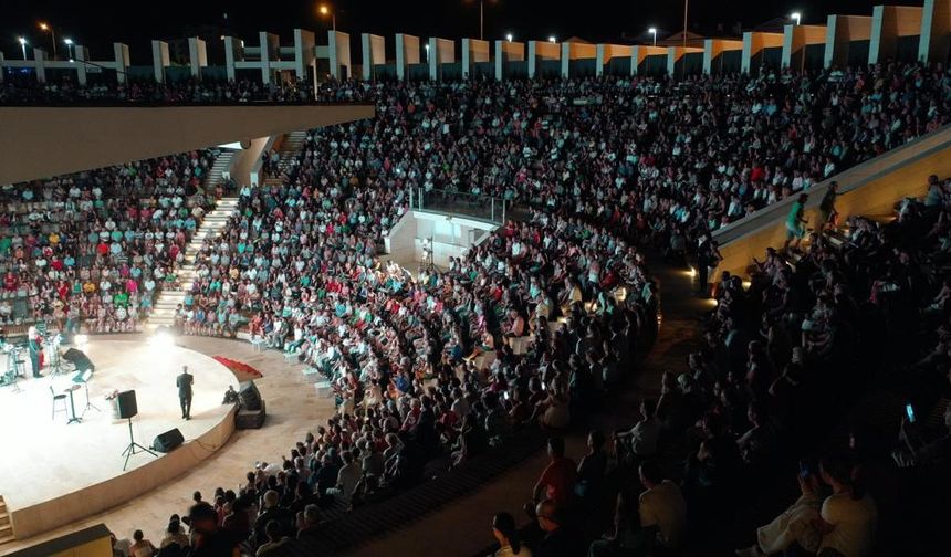 Didim’de “Mozart çaldı da biz mi dinlemedik” oyununa büyük ilgi